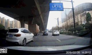 网约车司机8次碰瓷公交车
